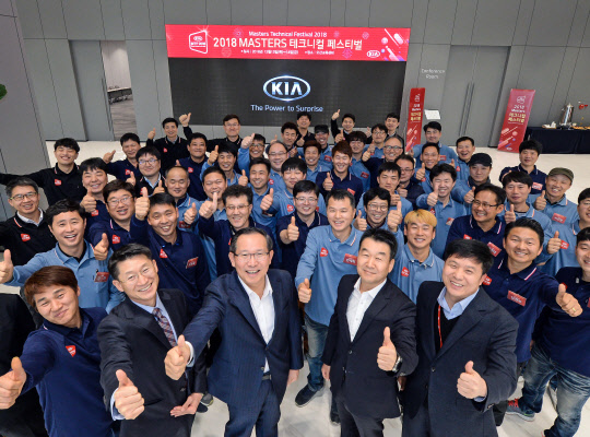 기아자동차 '마스터스 테크니컬 페스티벌'에 참가한 오토큐 엔지니어와 기아차 관계자들이 기념촬영을 하고 있는 모습. <기아자동차 제공>